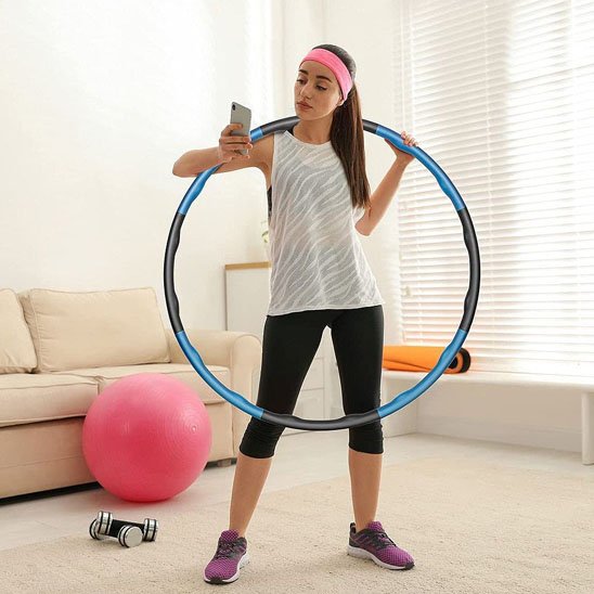 Femme avec Hula hoop cerceau avec des balles de massage