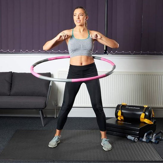 Femme faisant exercice de renforcement abdominal Hula hoop cerceau 