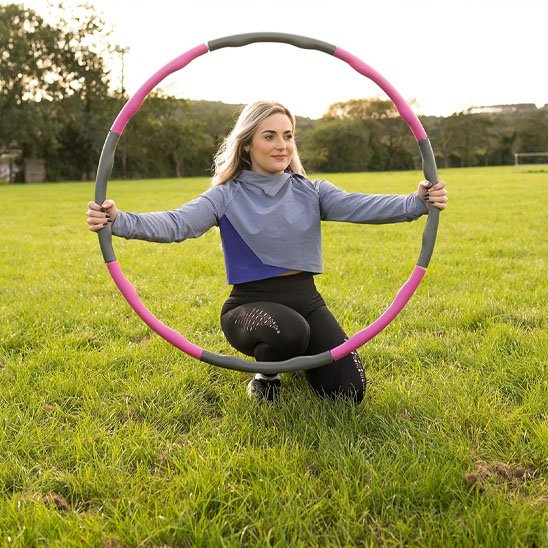 Hula hoop diamètre ajustable femme en exercice avec le cerceau